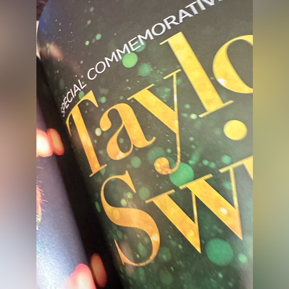 Taylor Swift - Fan Guide To The Eras Tour: 2 Collectible -2 sets available - Picture 14 of 17